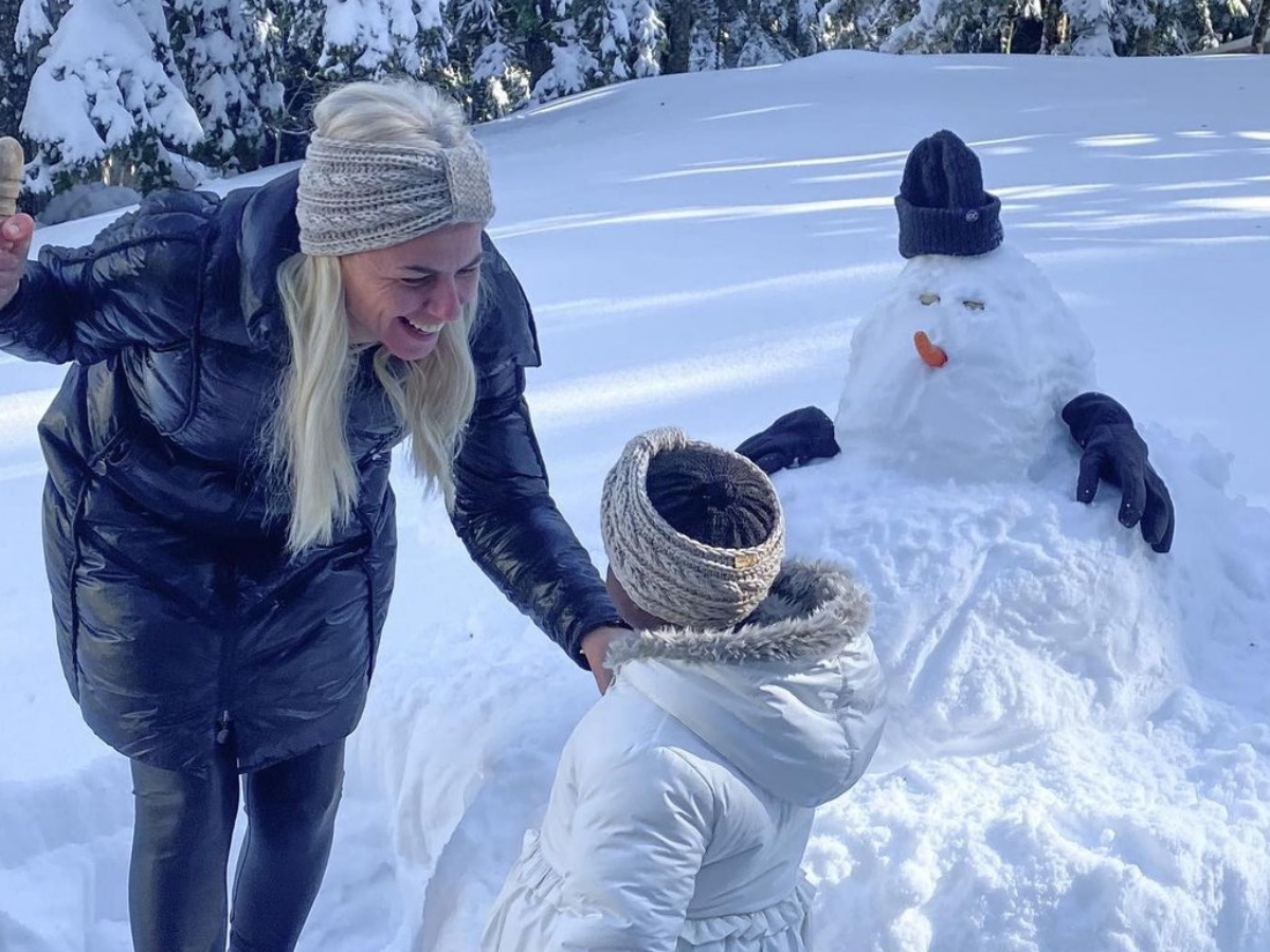 Χριστίνα Κοντοβά: Βόλτα στη χιονισμένη Αθήνα με την μικρή Ada – Φωτογραφίες