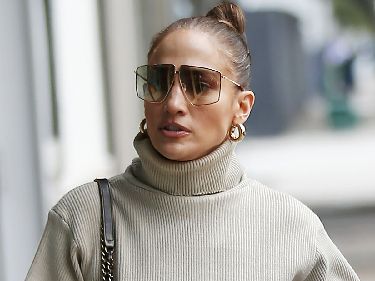 Jennifer Lopez: Φοράει boho φούστα με τέλειο χειμερινό styling