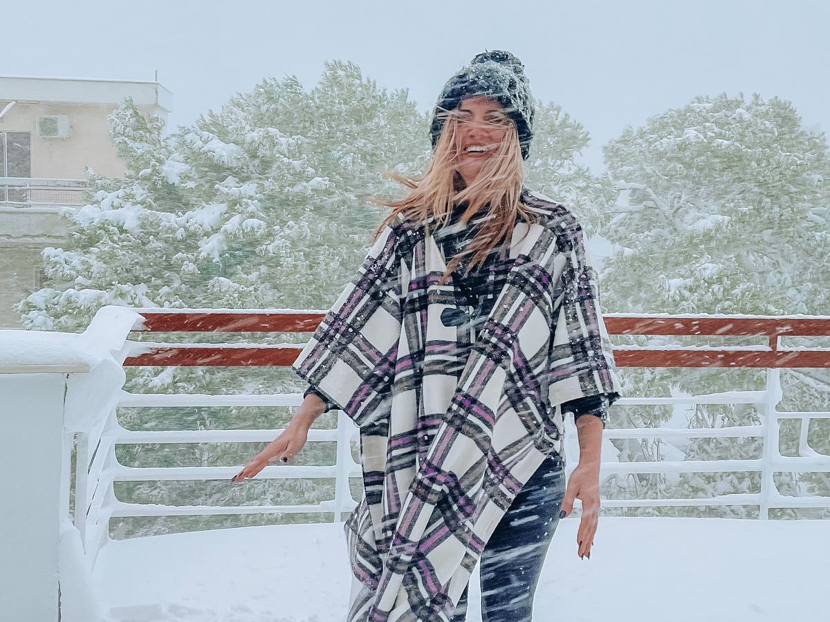 Μαίρη Συνατσάκη: Οι αποτυχημένες προσπάθειές της να βγάλει φωτογραφία… μέσα στα χιόνια