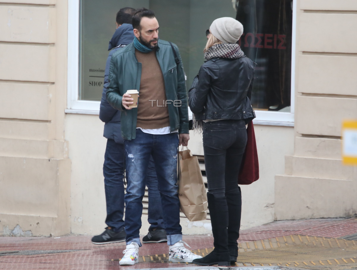 Πάνος Μουζουράκης – Τζίνα Βαρελά: Βόλτα στο κέντρο της Αθήνας για το ερωτευμένο ζευγάρι
