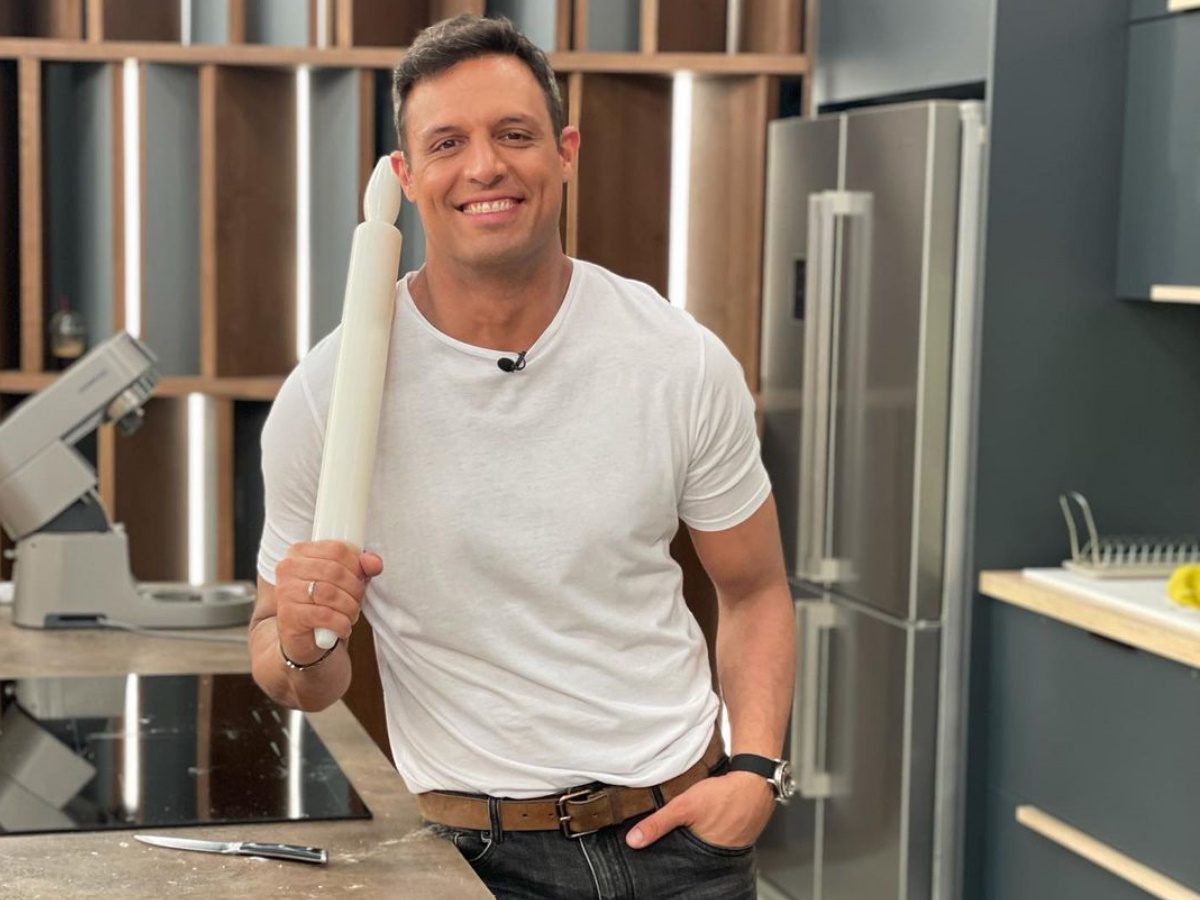 Σάββας Πούμπουρας: Ανέλαβε χρέη ψήστη μέσα στο χιόνι – Βίντεο