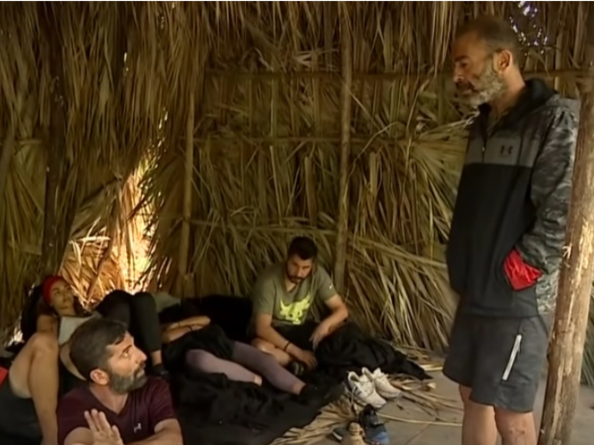 Survivor: Οι παίκτες της κόκκινης ομάδας απομονώνουν τον Βαλάντη μετά την επίθεση στην Ευρυδίκη