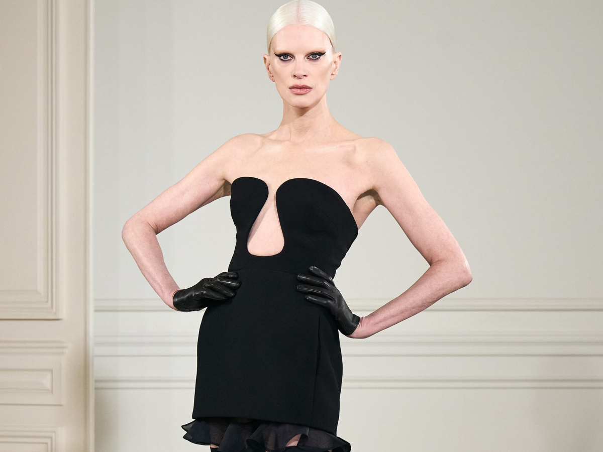 Valentino: H νέα συλλογή μας ταξιδεύει στην εποχή των παριζιάνικων Salon de Couture