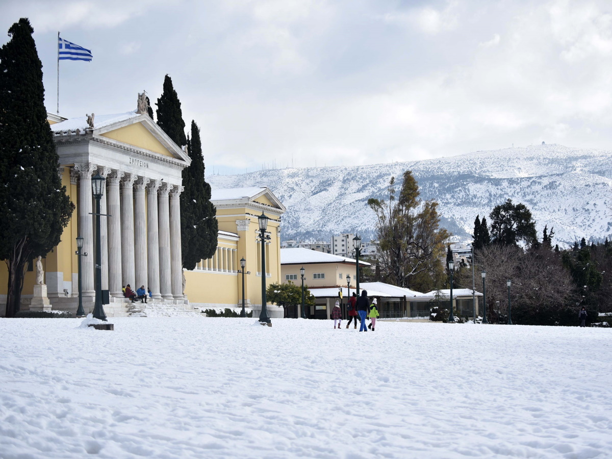Κακοκαιρία Ελπίδα: Ο χιονιάς έντυσε στα λευκά την Αθήνα – Φωτορεπορτάζ από την «καρδιά» της πρωτεύουσας