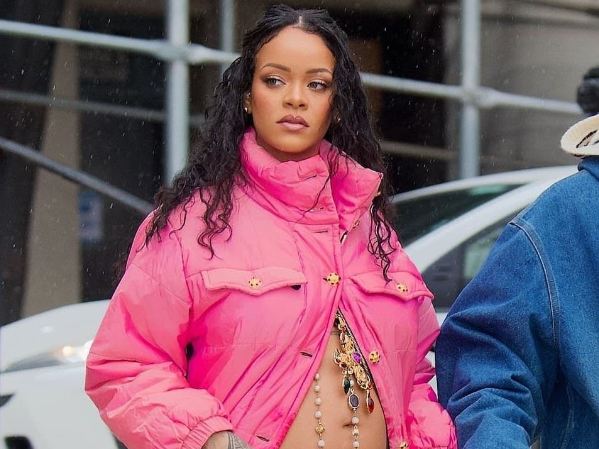 Το baby pink μανικιούρ της Rihanna κρύβει ένα μικρό μυστικό