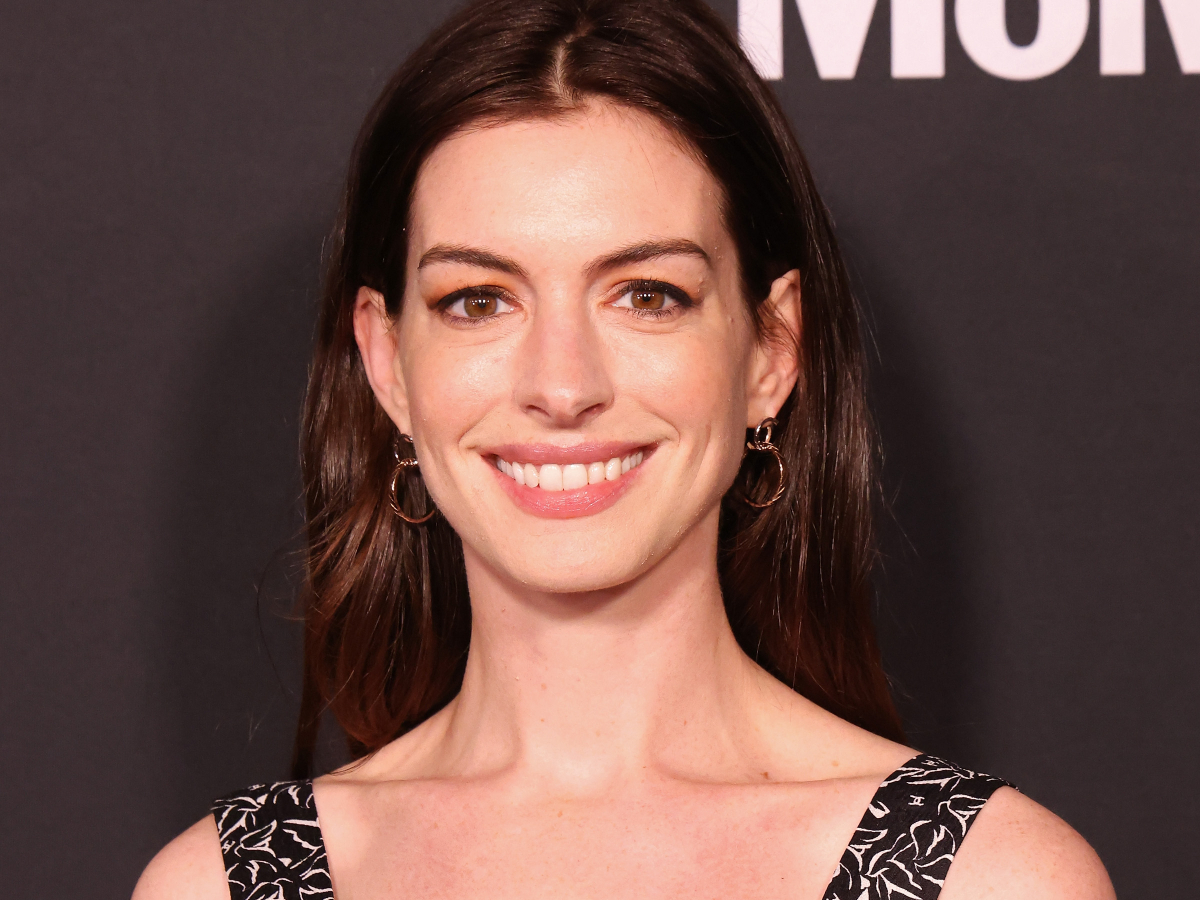 Anne Hathaway: Είναι η βασίλισσα των curtain bangs