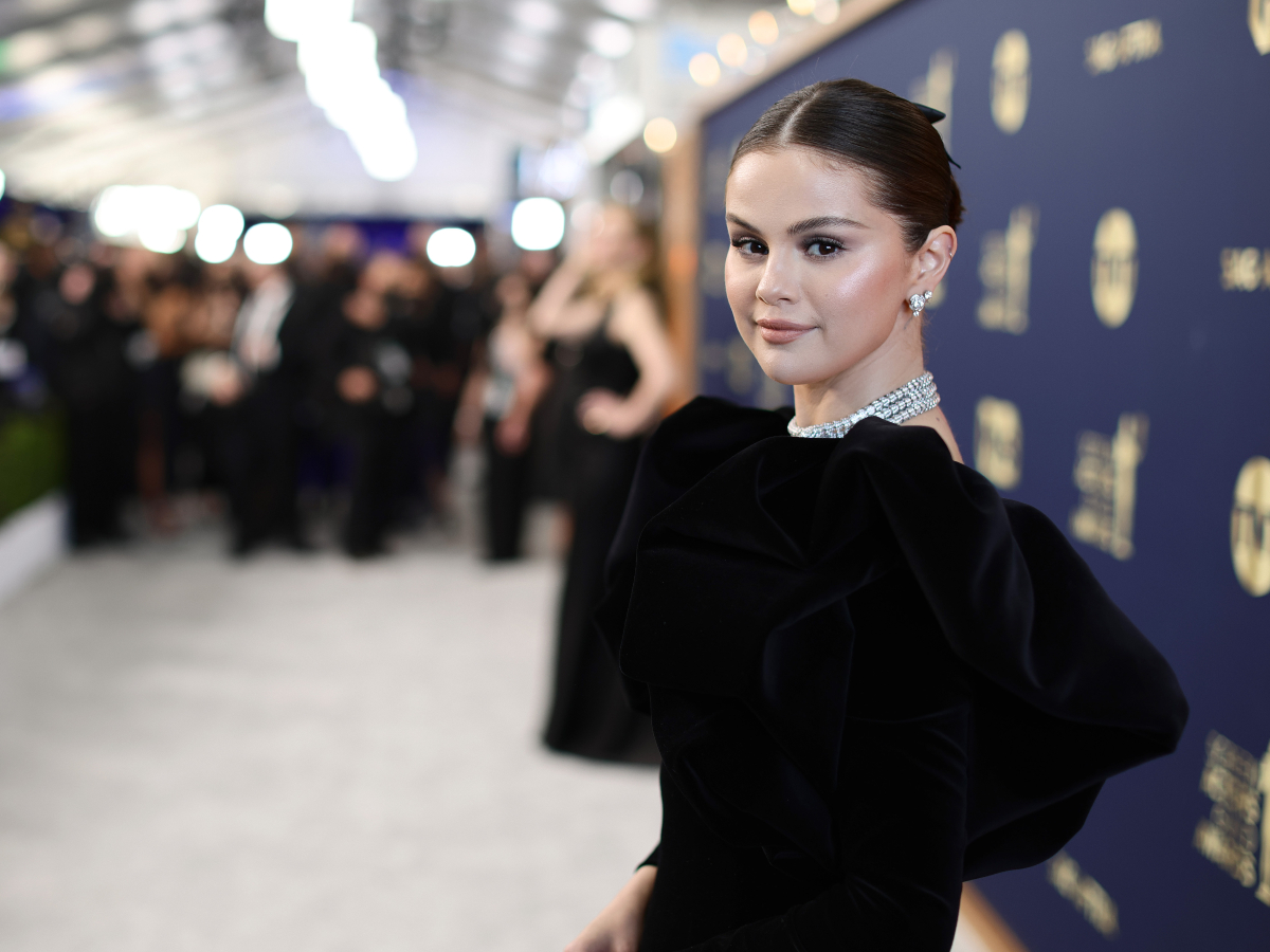 Selena Gomez: Δες το twist στο χτένισμα της και το matchy μανικιούρ στα SAG Awards