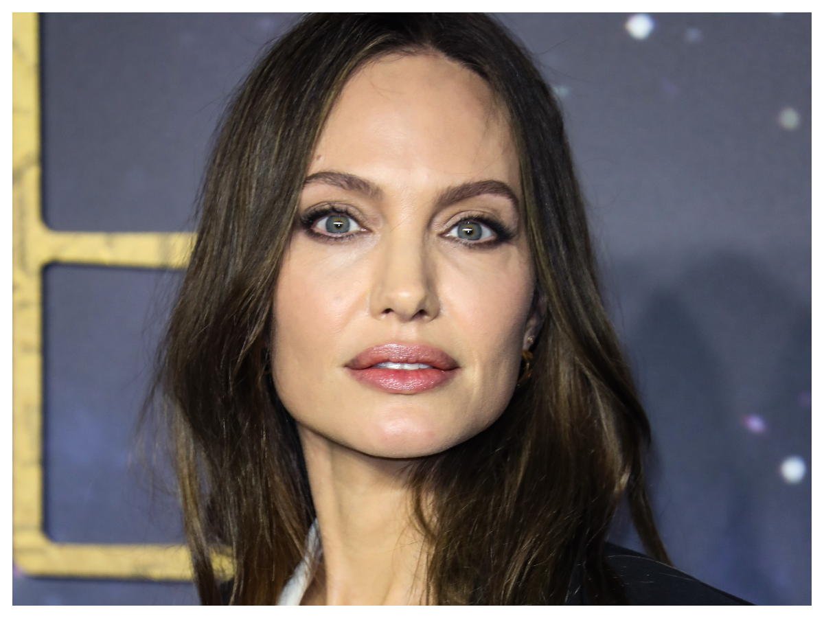 Αngelina Jolie: Το κλασικό κόσμημα που φόρεσε το έχεις σίγουρα και εσύ