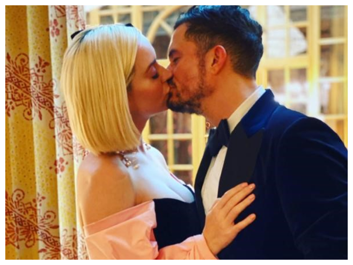 Παθιασμένο φιλί του Orlando Bloom στην Katy Perry, ντυμένη με Celia Kritharioti