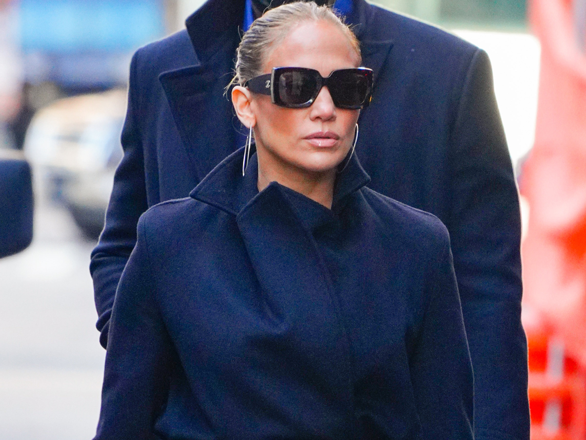 Jennifer Lopez: Λέει όχι στο κλασικό παλτό και επιλέγει 2 νέα στιλάτα σχέδια