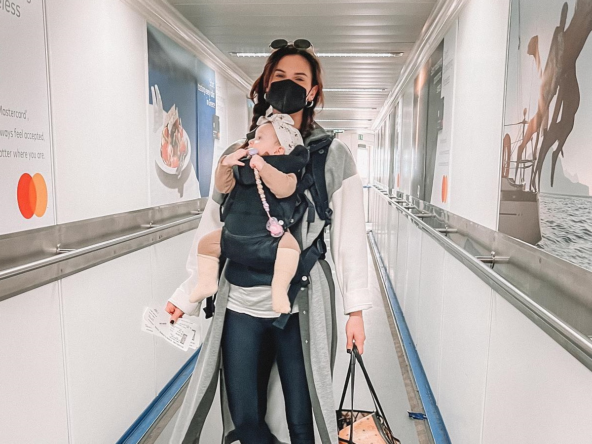 Χριστίνα Μπόμπα – Σάκης Τανιμανίδης: Το πρώτο αεροπορικό ταξίδι με τις δίδυμες κόρες τους