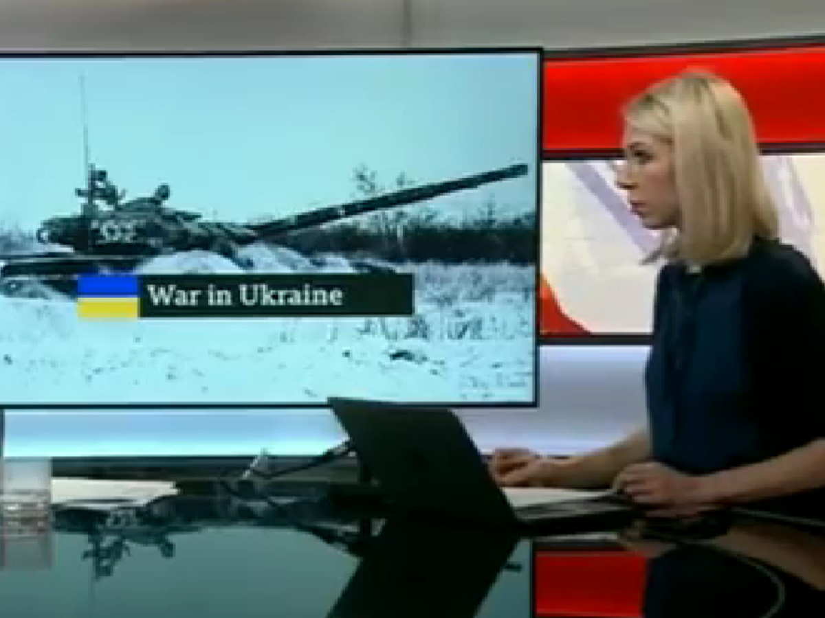 Πόλεμος Ουκρανία: Η σοκαριστική στιγμή που δημοσιογράφος βλέπει on air το σπίτι της να βομβαρδίζεται