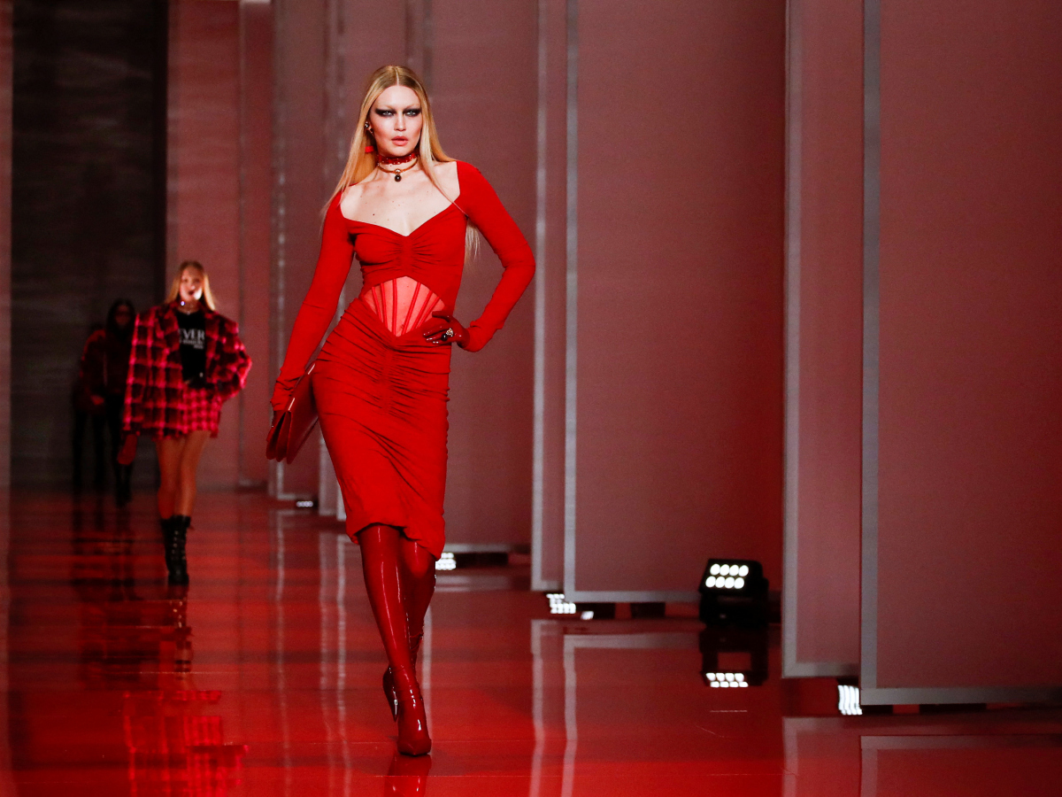 Red Trend: H Versace συλλογή προσδιορίζει το νέο sexy