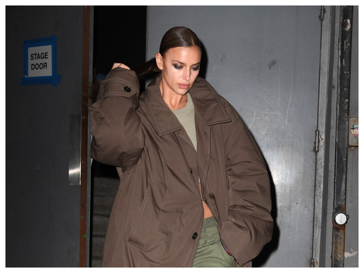 Irina Shayk: Θέλουμε το oversized καφέ jacket που φοράει ξανά και ξανά