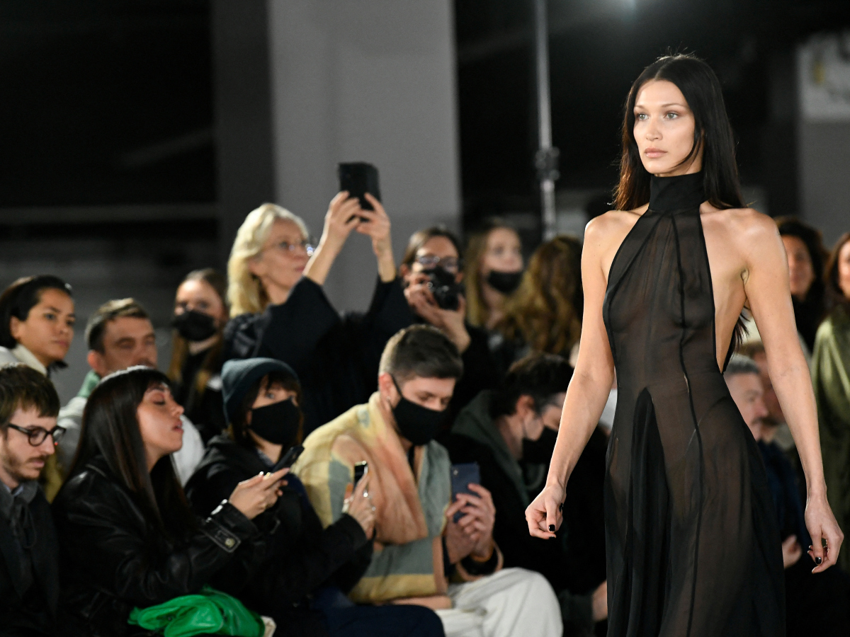 Bella Hadid: Φόρεσε το απόλυτο catwalk μαύρο φόρεμα