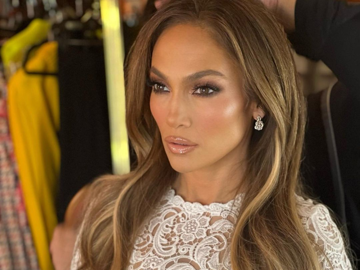 Jennifer Lopez: Αναζωογονεί το δέρμα της  με ένα μόνο προϊόν και μοιράζεται το μυστικό με τις fans