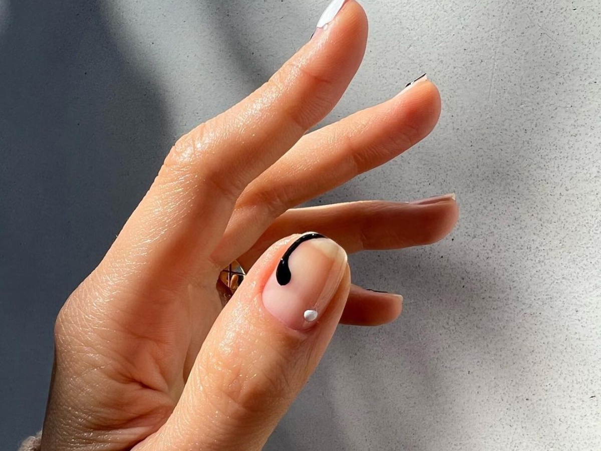 Nail inspo: H Betina Goldstein απογειώνει το ασπρόμαυρο μανικιούρ