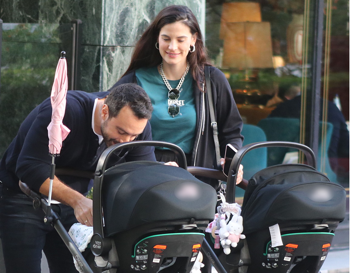 Χριστίνα Μπόμπα – Σάκης Τανιμανίδης: Οικογενειακή έξοδος με τις δίδυμες, λίγο πριν το ταξίδι στην Ιταλία