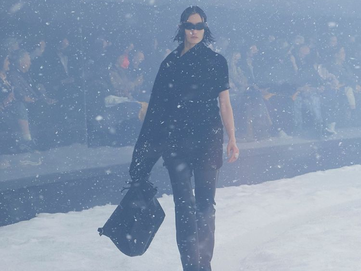 Balenciaga: Ένα συγκλονιστικό show με τα μοντέλα να περπατάνε σε αληθινή χιονοθύελλα