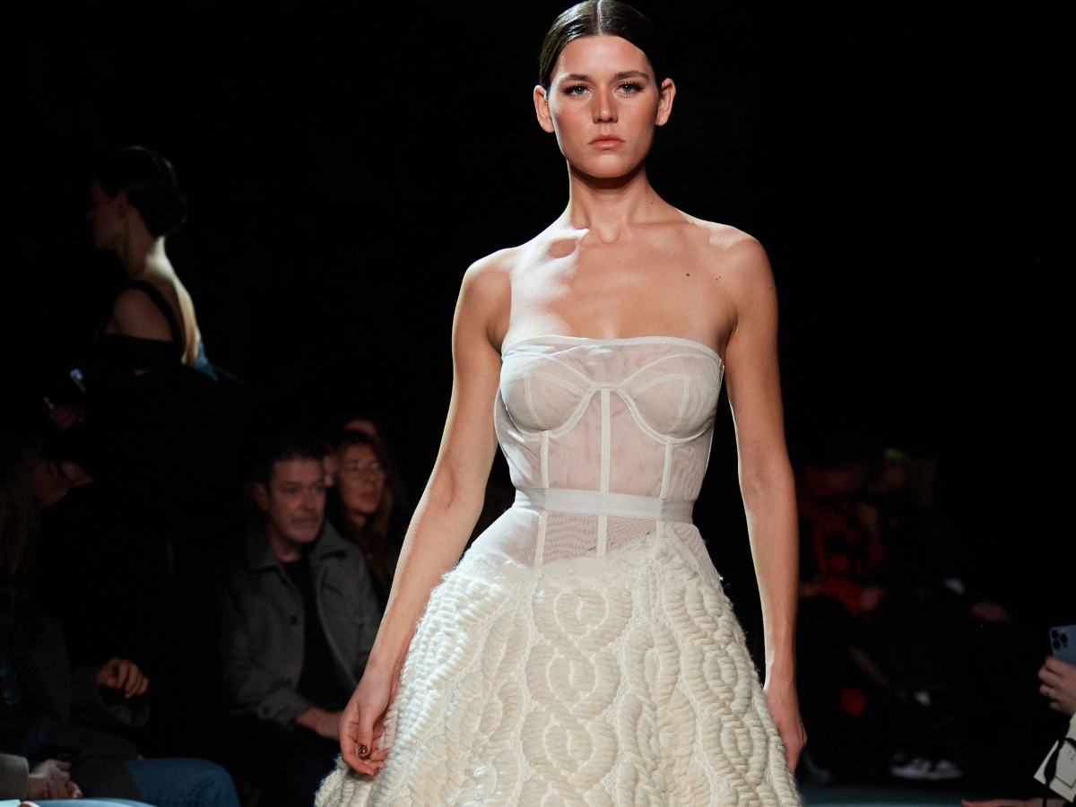 Ποια διάσημη φόρεσε αυτό το υπέροχο catwalk φόρεμα του Brandon Maxwell