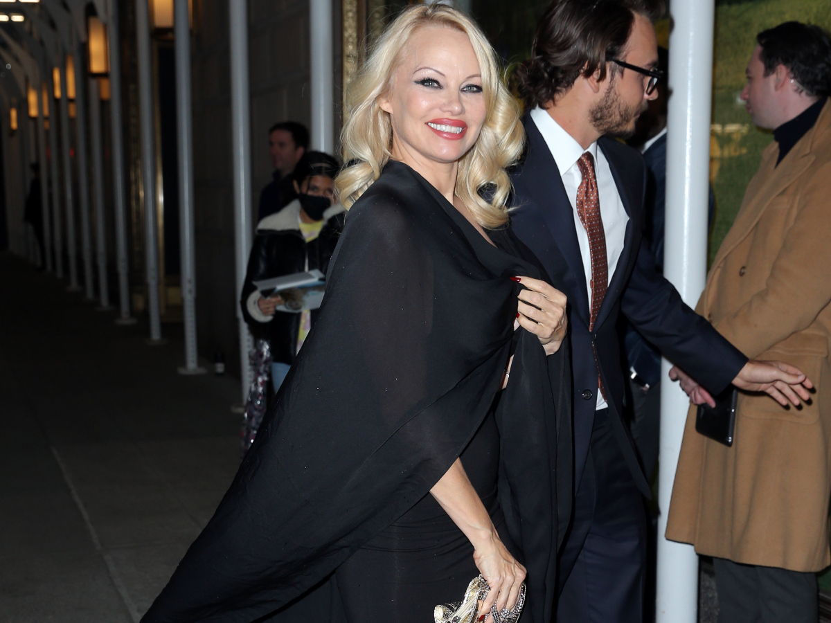 Pamela Anderson: Kάνει το επόμενο βήμα στο στιλ της και είναι very chic