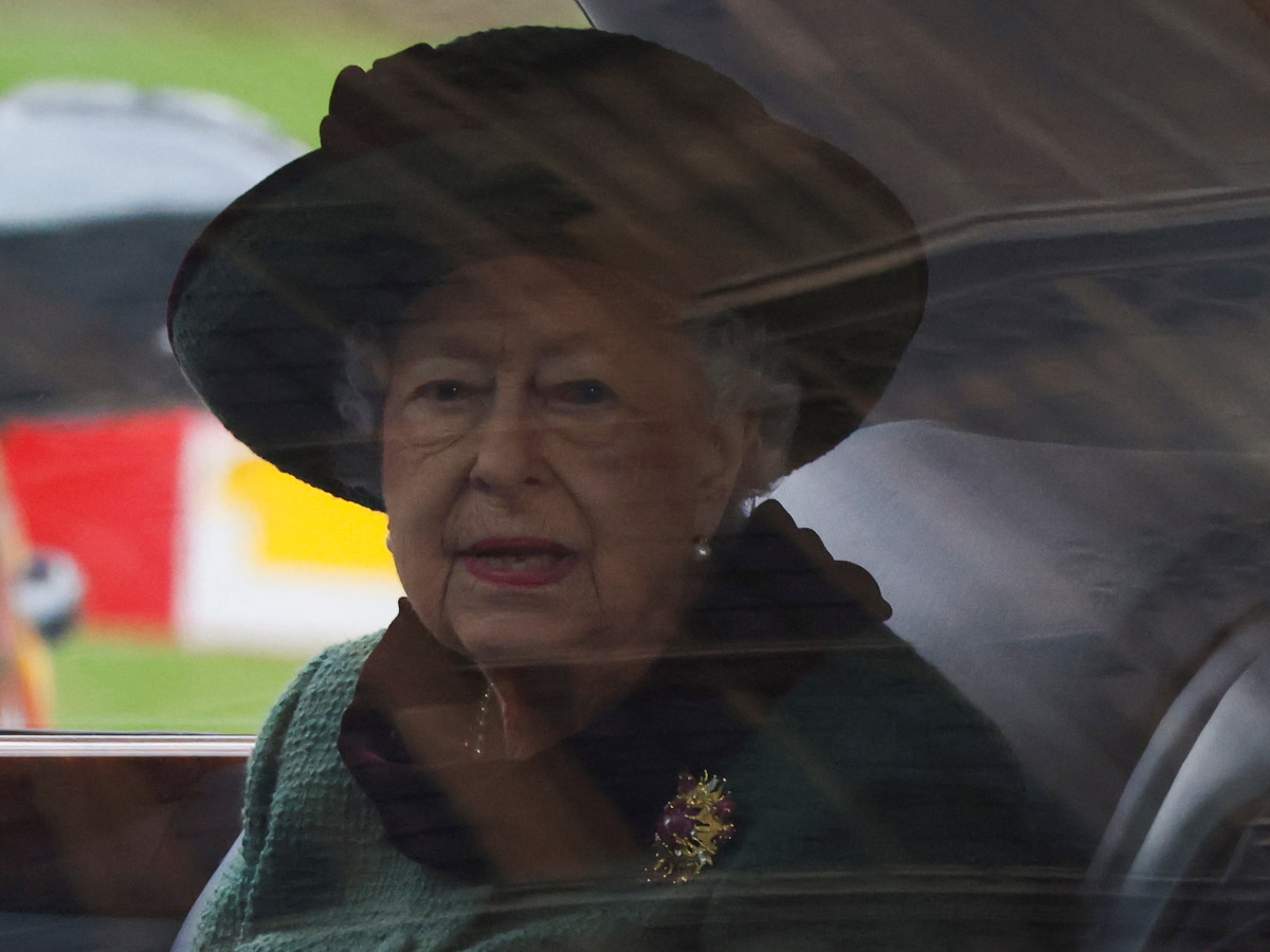 Βασίλισσα Ελισάβετ: Υπό συνεχή παρακολούθηση – Αγωνία για την υγεία της