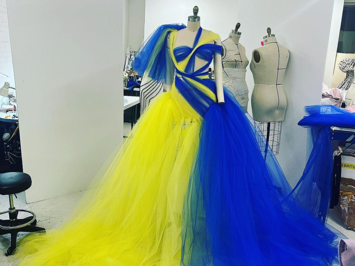 Ποιος σχεδιαστής δημοπρατεί αυτό το Custom φόρεμα για την Ουκρανία