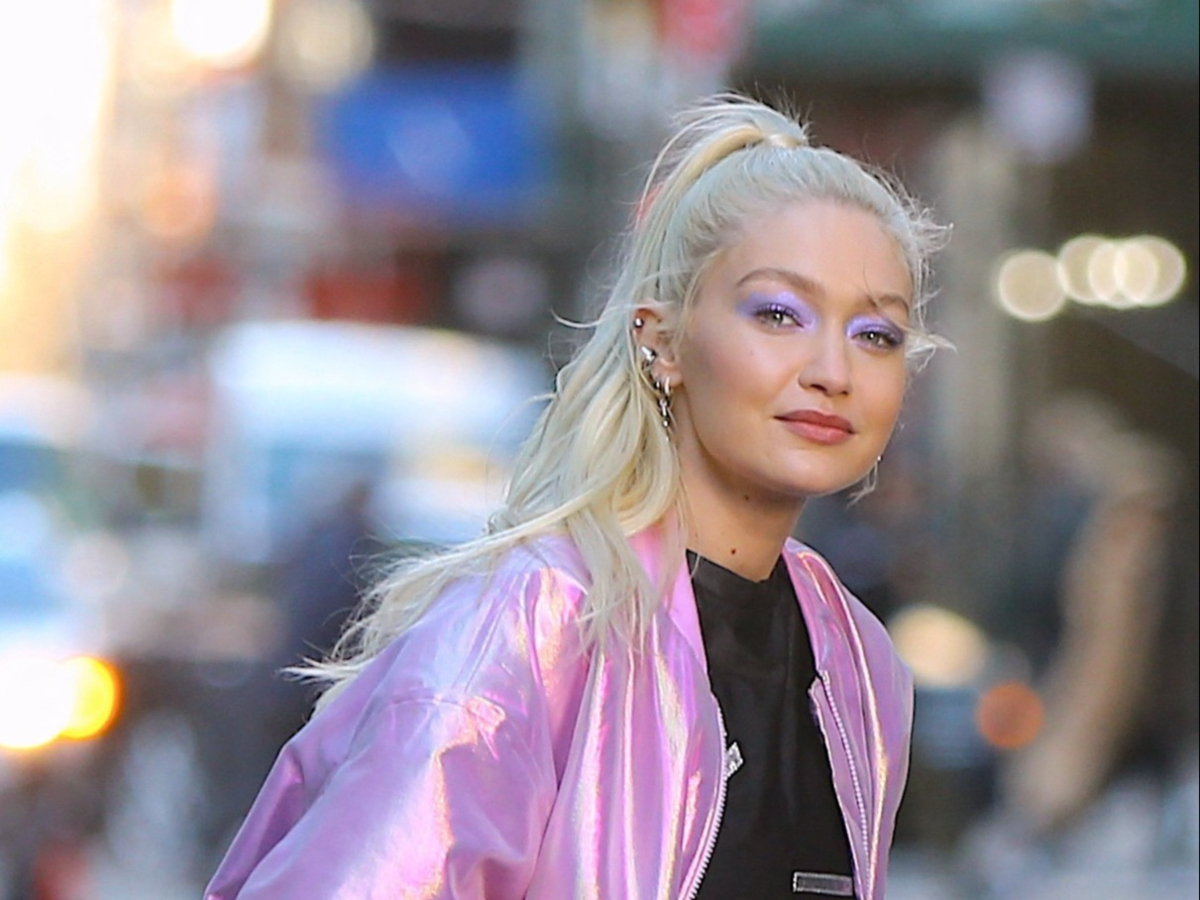 Gigi Hadid: Mε ένα bomber jacket που ζηλέψαμε