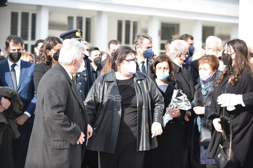 Κηδεία Μαριέττας Γιαννάκου: Τραγική φιγούρα η μονάκριβη κόρη της στο «τελευταίο αντίο»