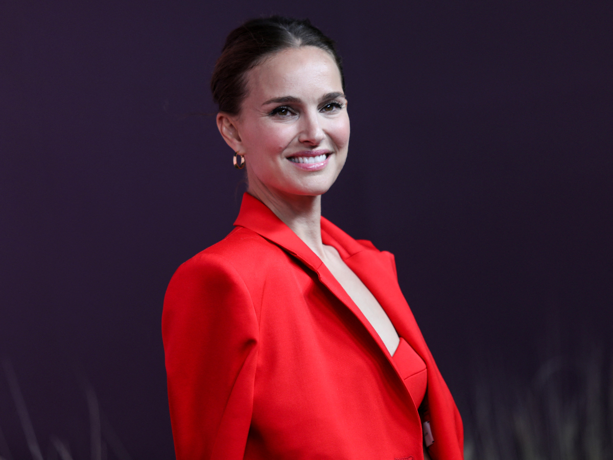 Natalie Portman: Με θαρραλέα κατακόκκινη εμφάνιση