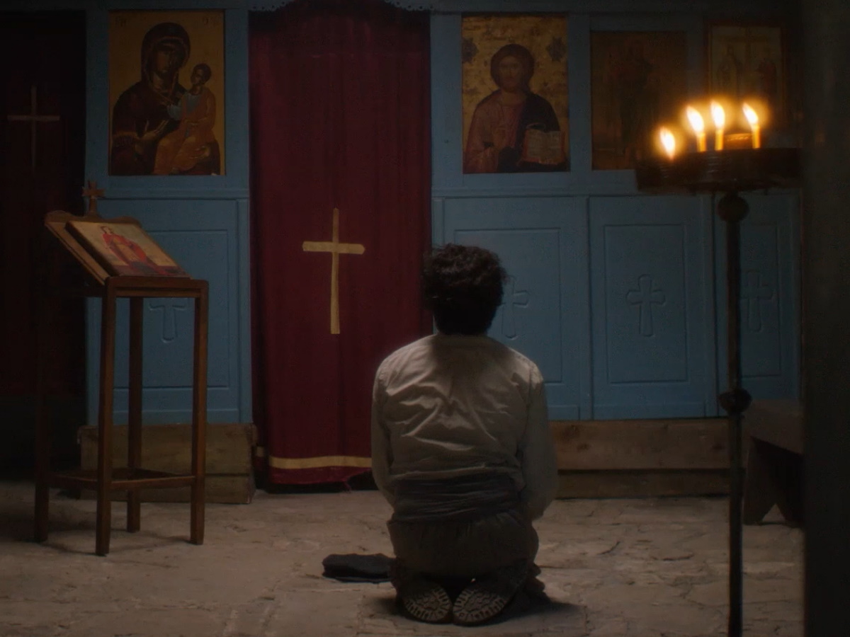 Άγιος Παΐσιος: Οι εξελίξεις στο αποψινό επεισόδιο – Ο Αρσένιος καταφεύγει στο εκκλησάκι της Αγίας Βαρβάρας και κλαίγοντας