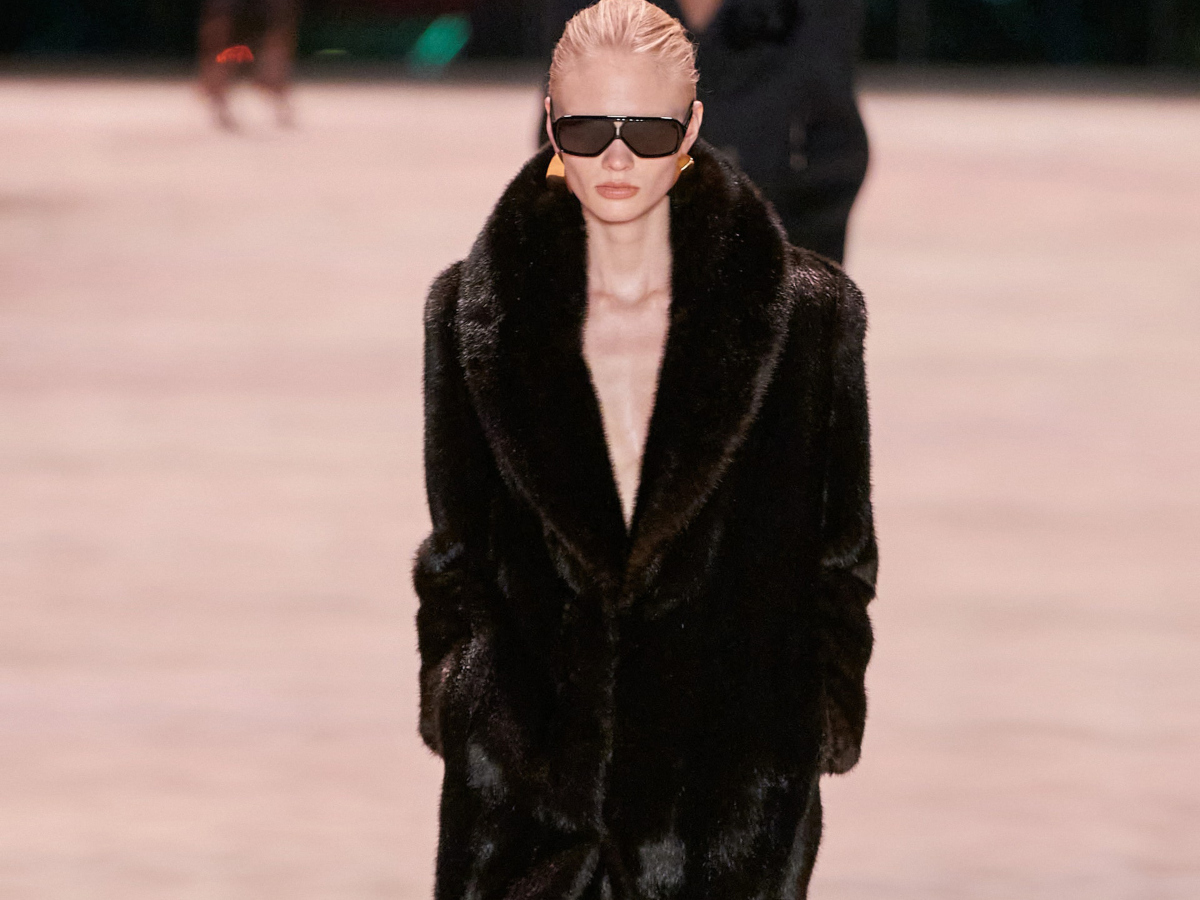 Ποια διάσημη φόρεσε αυτό το catwalk Saint Laurent σύνολο