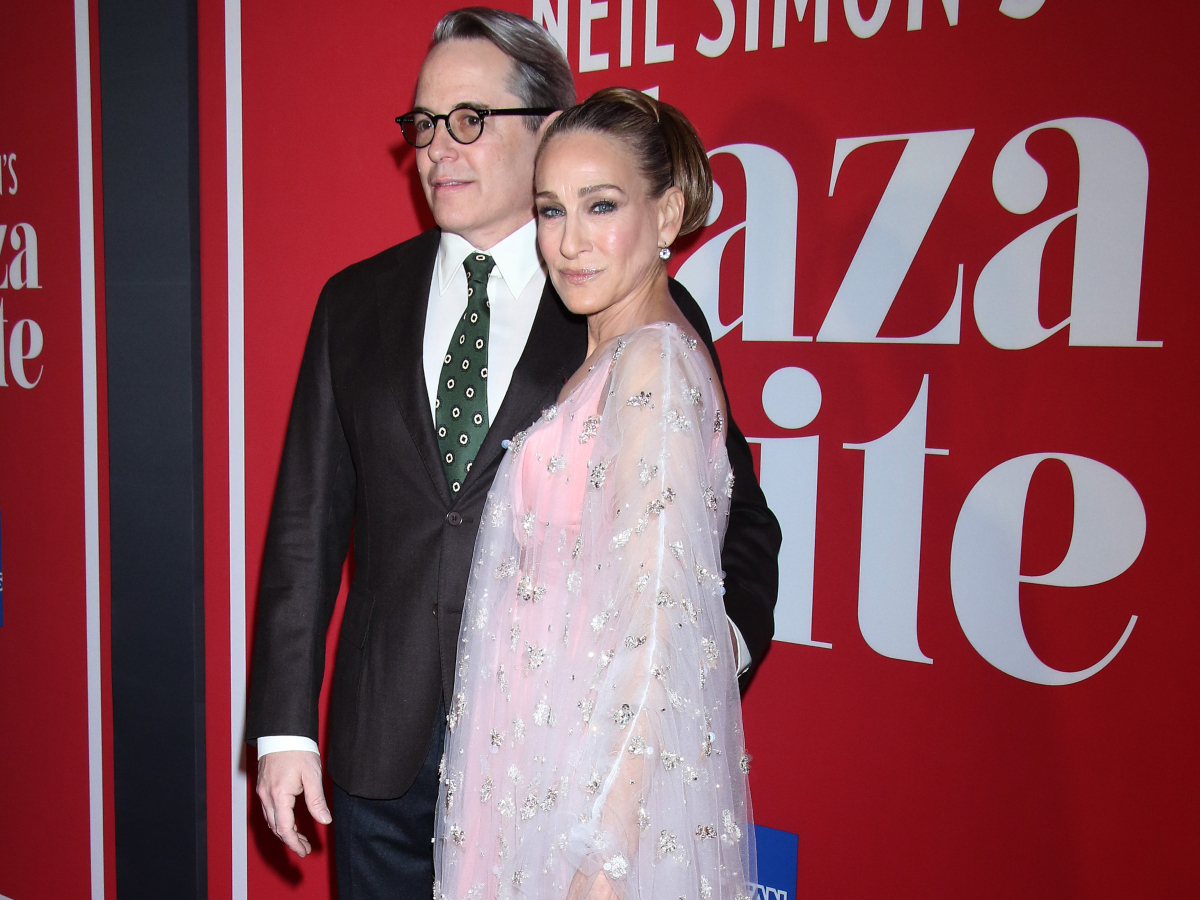 Sarah Jessica Parker: Mε ρομαντικό φόρεμα στην θεατρική της πρεμιέρα