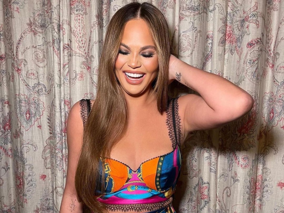 Curtain bangs: Η Chrissy Teigen μόλις υιοθέτησε τις ωραιότερες