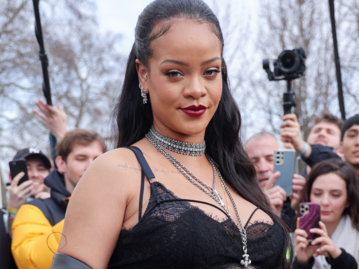 Rihanna: Η εντυπωσιακή φωτογράφιση σε προχωρημένη εγκυμοσύνη – «Έχει τόση πλάκα να ντύνομαι»