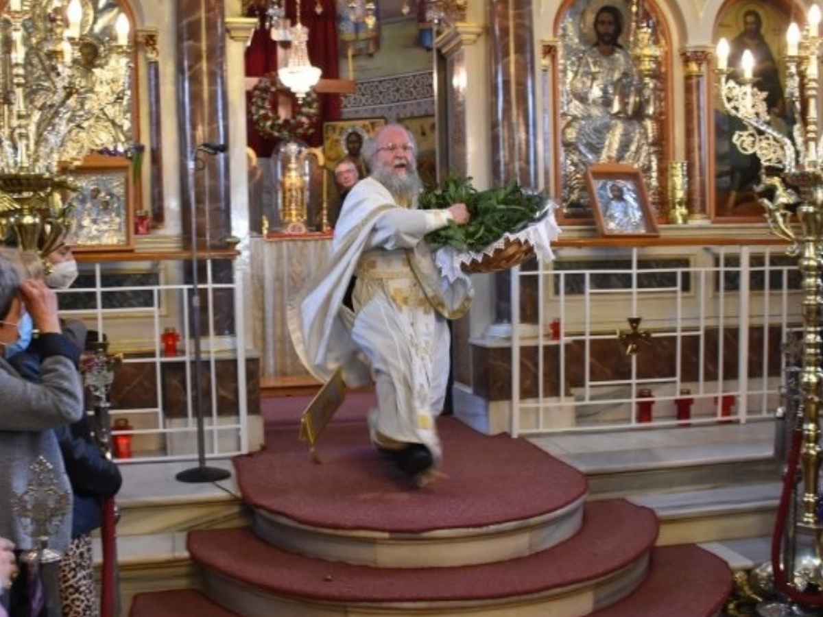 Πάσχα 2022: Ο «ιπτάμενος» ιερέας έκανε την πρώτη Ανάσταση στη Χίο – Βίντεο