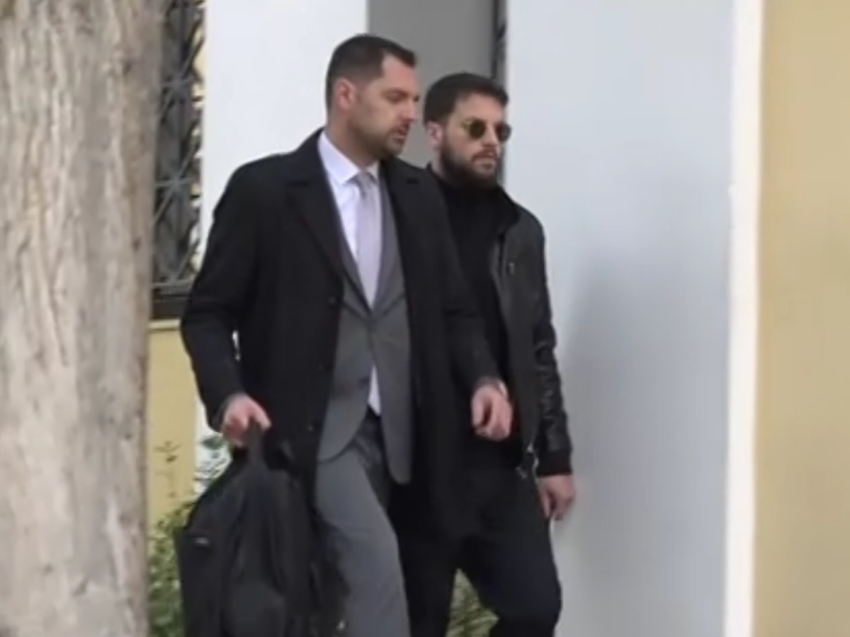 Μάνος Δασκαλάκης: Η στιγμή που φτάνει ξανά στην ανακρίτρια – Αποδοκιμασίες από τον κόσμο