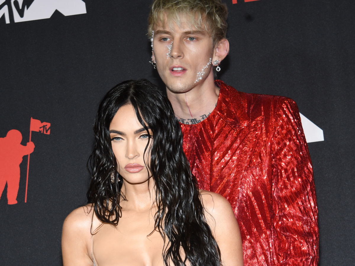 Megan Fox - Machine Gun Kelly: «Σύννεφα» στη σχέση τους; Η αμήχανη ...