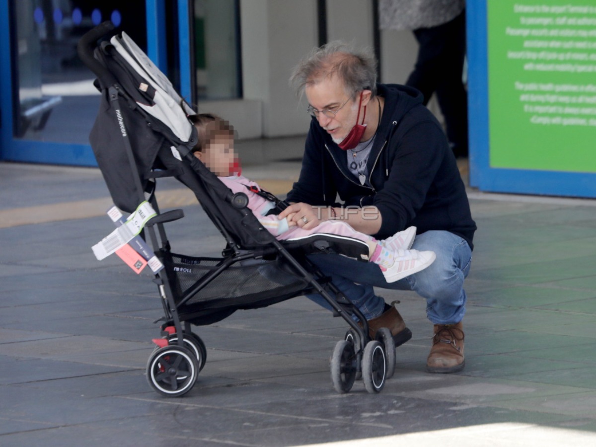 Μίλτος Πασχαλίδης: Στο αεροδρόμιο με την δυο ετών κόρη του