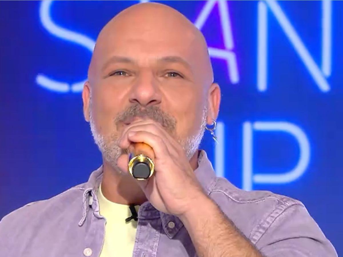 Νίκος Μουτσινάς: Με… «Ρουκ Ζουκ» ξεκίνησε την εκπομπή του μετά την αλλαγή ώρας