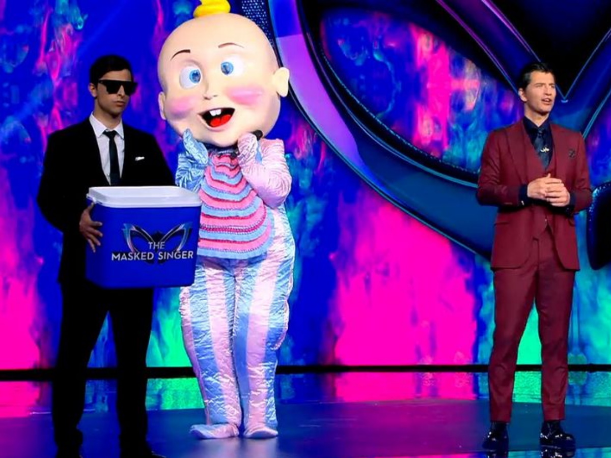 The Masked Singer: Το «μωρό» ανέβηκε στη σκηνή και ήθελε αγκαλιές με τον Σάκη Ρουβά