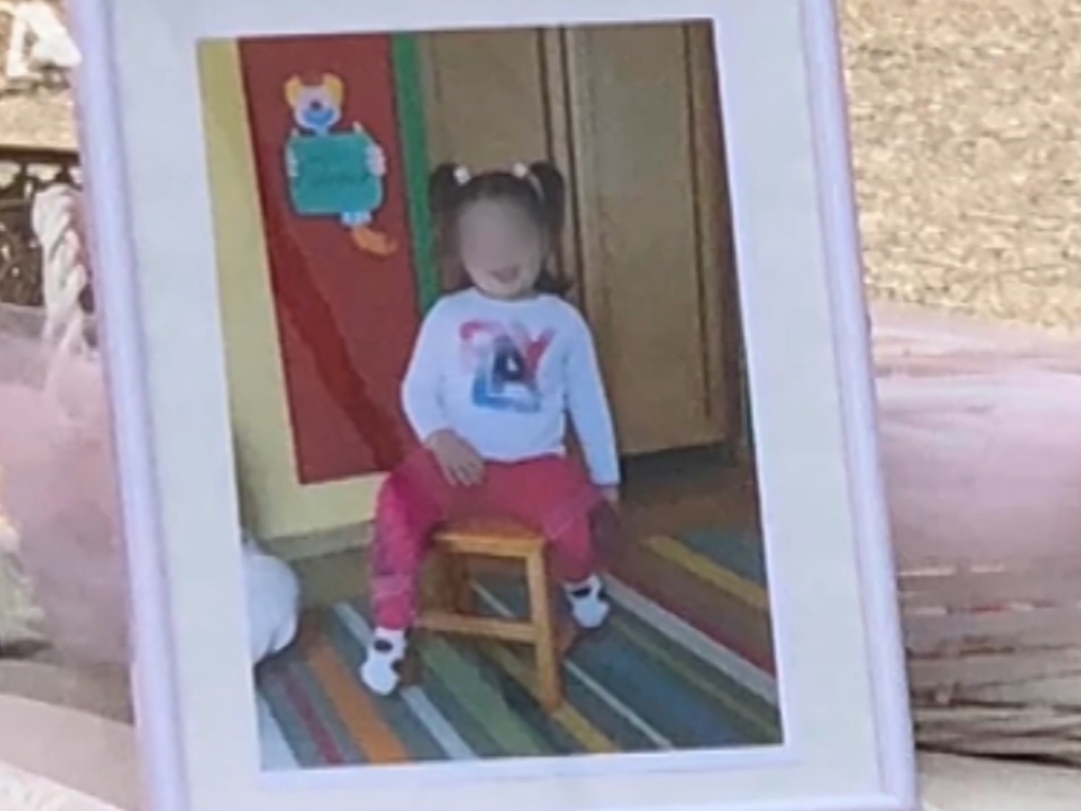 Θάνατος 3χρονης στη Θεσσαλονίκη: Συγκλονίζει ο πατέρας της στο Tlive – «Θέλω να μάθω από τι πήγε το παιδί μου»