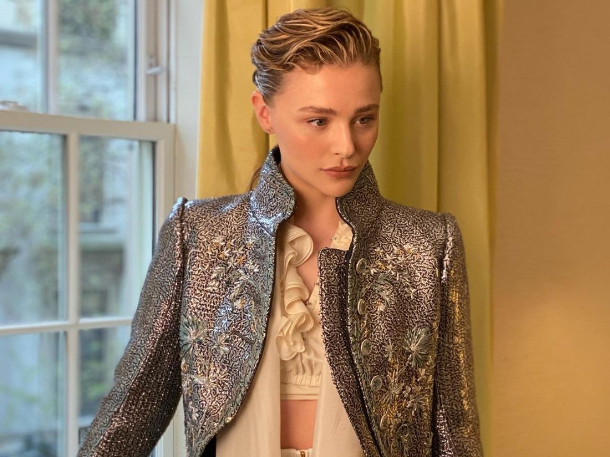 Chloe Moretz: Το minimal αξεσουάρ στα μαλλιά της είναι ο πιο απλός τρόπος να αναβαθμίσεις το look σου