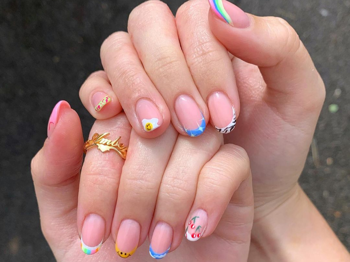 Designer french tips: Η νέα εκδοχή του iconic μανικιούρ είναι ότι πιο χαρούμενο έχεις δει τελευταία