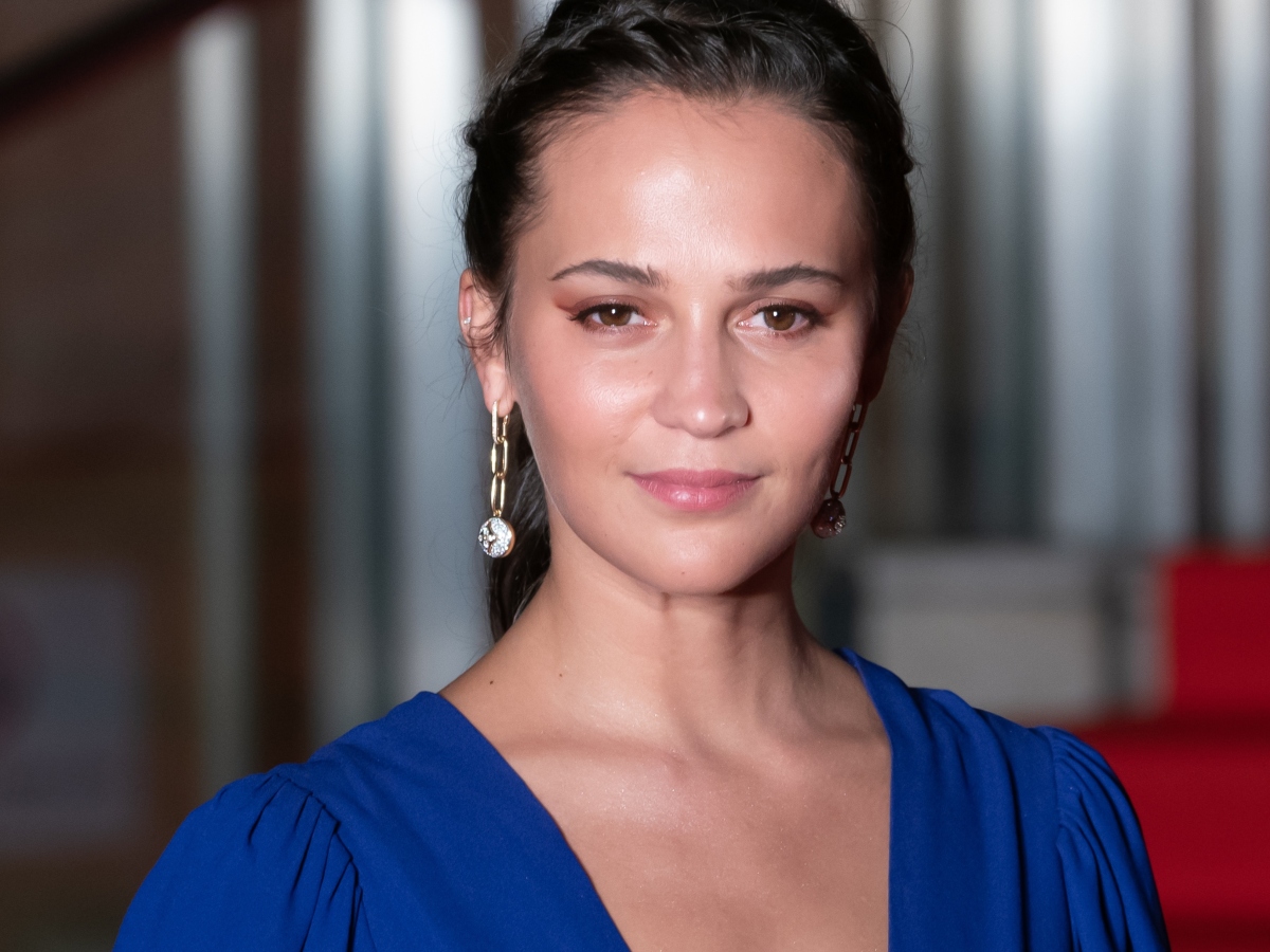 Κάννες 2022: Η Alicia Vikander με nude make up look και μια πινελιά που τόνισε το βλέμμα της μοναδικά