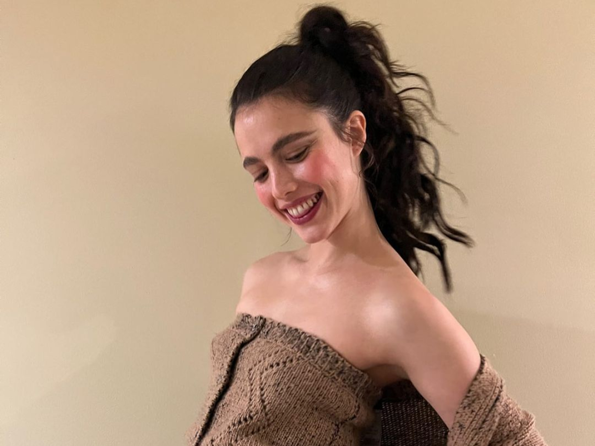 H Margaret Qualley φόρεσε στις Κάννες το πιο κομψό αξεσουάρ μαλλιών ever