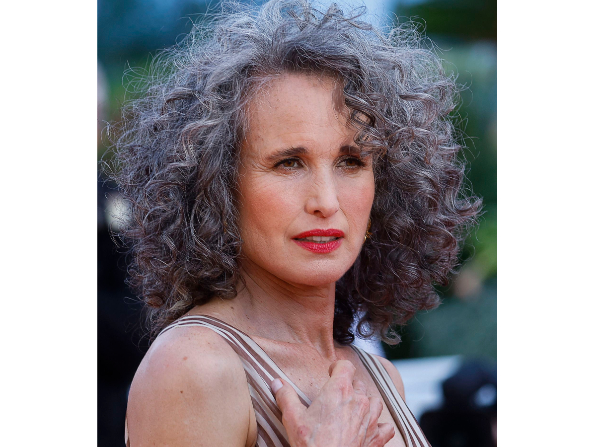 Andie MacDowell: Δες το statement beauty look στις Κάννες που είναι η αποθέωση του matchy