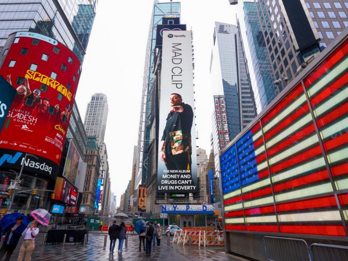 Mad Clip: Σε billboard στην Times Square ο αδικοχαμένος τράπερ – Φωτογραφίες