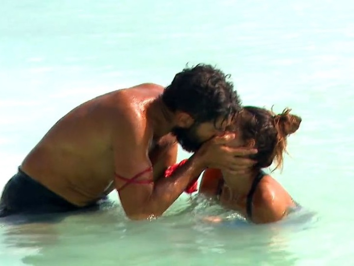 Survivor: Καυτά φιλιά για τον Σπύρο Μαρτίκα και την Βρισηίδα Ανδριώτου μέσα στο νερό