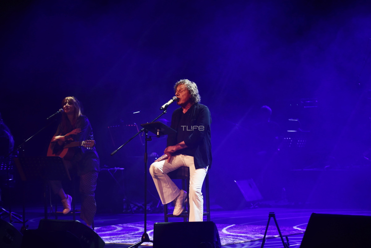 Ελένη Ράντου: Στο πλευρό του Βασίλη Παπακωνσταντίνου στη χθεσινοβραδινή του συναυλία – Φωτογραφίες